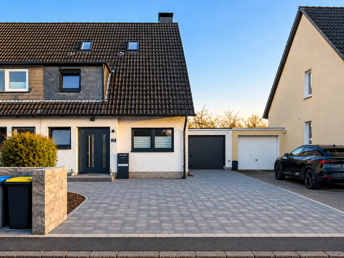 Neu gepflasterte Hofeinfahrt mit sauber verlegtem Betonsteinpflaster