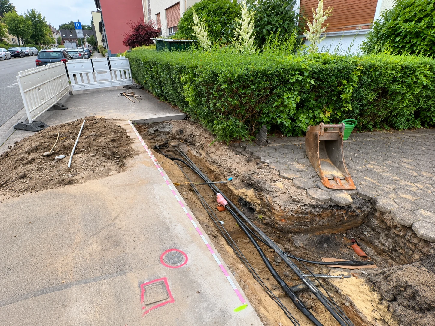 Offener Graben für Entwässerungs- und Drainageleitungen an einer Straße